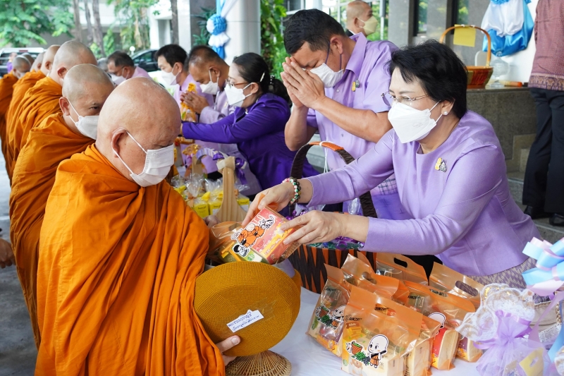  พิธีเจริญพระพุทธมนต์และทำบุญตักบาตร ถวายพระราชกุศลและถวายพระพรชัยมงคล เนื่องในโอกาสวันเฉลิมพระชนมพรรษา สมเด็จพระนางเจ้า ฯ พระบร