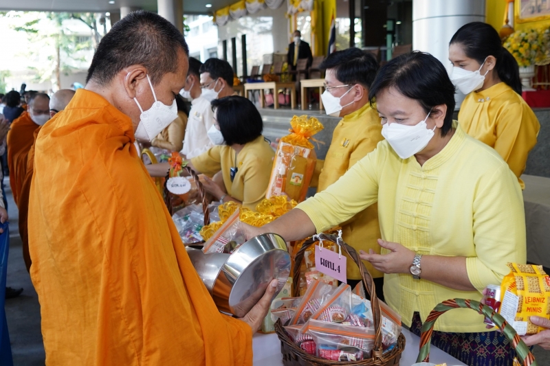 พิธีทำบุญตักบาตรข้าวสารอาหารแห้ง คณะสงฆ์จากวัดพระราม 9 กาญจนาภิเษก พระอารามหลวง 