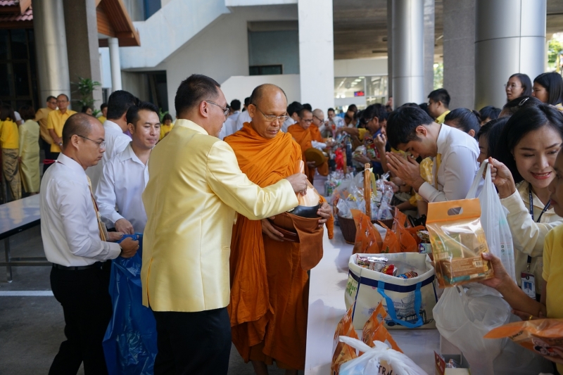 พิธีทำบุญตักบาตรข้าวสารอาหารแห้ง คณะสงฆ์จำนวน 9 รูป จากวัดพระราม 9 กาญจนาภิเษก พระอารามหลวง