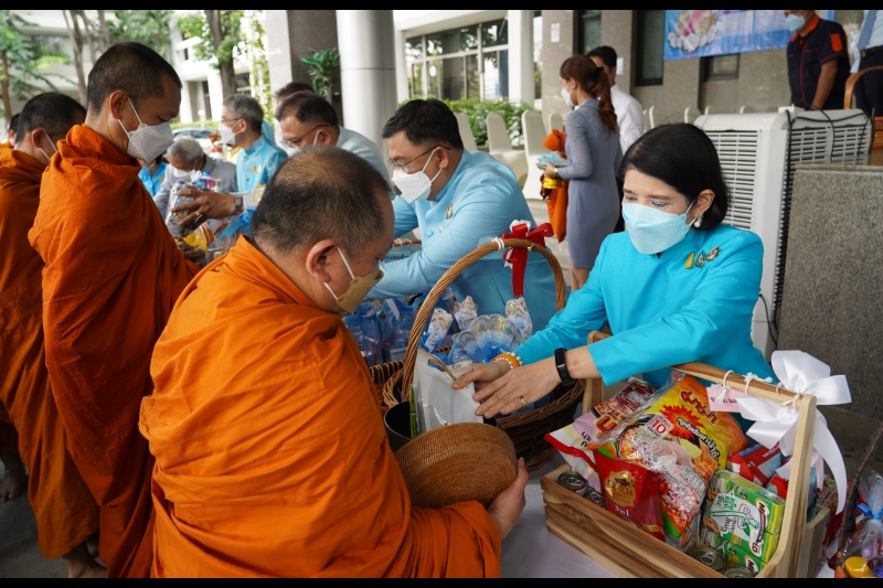 พิธีทำบุญตักบาตรข้าวสารอาหารแห้ง คณะสงฆ์จากวัดบรมนิวาสราชวรวิหาร เนื่องในโอกาสมหามงคลเฉลิมพระชนมพรรษา 90 พรรษา 12 สิงหาคม 2565 ณ