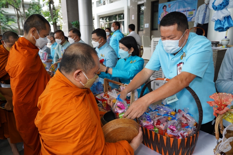 พิธีทำบุญตักบาตรข้าวสารอาหารแห้ง คณะสงฆ์จากวัดบรมนิวาสราชวรวิหาร เนื่องในโอกาสมหามงคลเฉลิมพระชนมพรรษา 90 พรรษา 12 สิงหาคม 2565 ณ