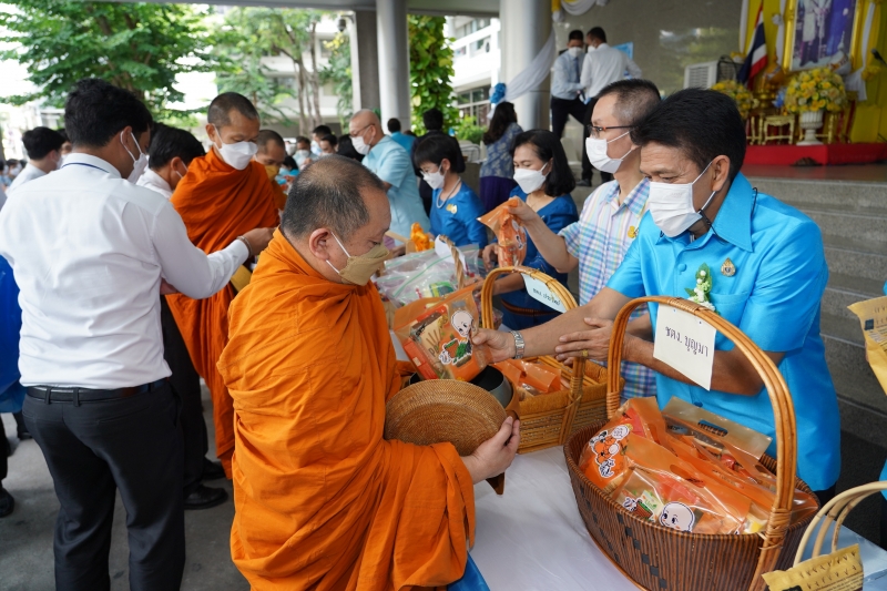พิธีทำบุญตักบาตรข้าวสารอาหารแห้ง คณะสงฆ์จากวัดบรมนิวาสราชวรวิหาร เนื่องในโอกาสมหามงคลเฉลิมพระชนมพรรษา 90 พรรษา 12 สิงหาคม 2565 ณ