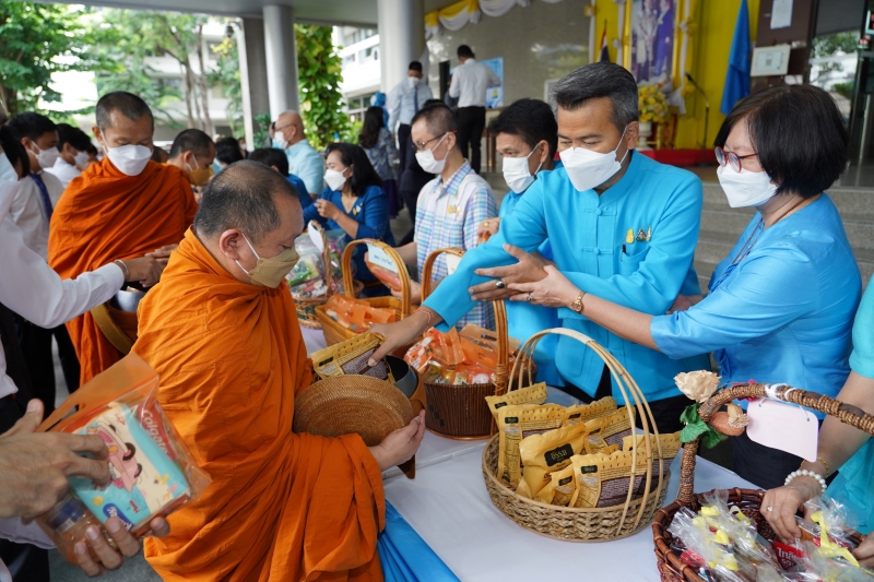 พิธีทำบุญตักบาตรข้าวสารอาหารแห้ง คณะสงฆ์จากวัดบรมนิวาสราชวรวิหาร เนื่องในโอกาสมหามงคลเฉลิมพระชนมพรรษา 90 พรรษา 12 สิงหาคม 2565 ณ