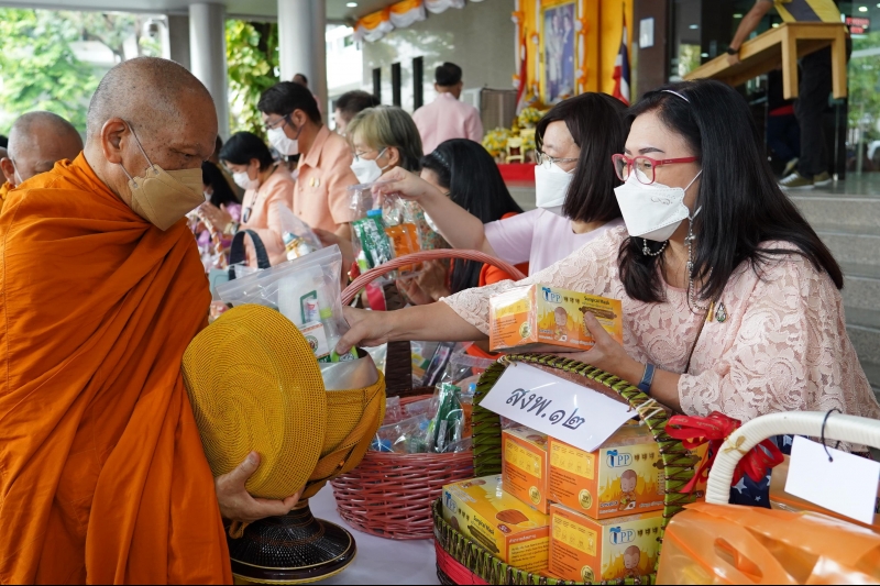 พิธีทำบุญตักบาตรข้าวสารอาหารแห้ง 