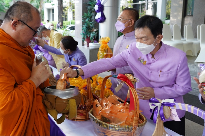 พิธีทำบุญตักบาตรข้าวสารอาหารแห้ง คณะสงฆ์จากวัดเทพธิดารามวรวิหาร 