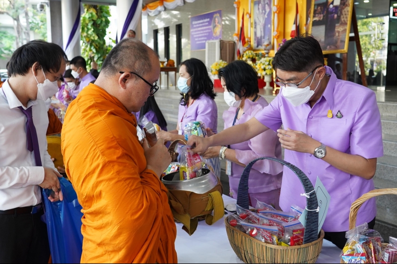 พิธีทำบุญตักบาตรข้าวสารอาหารแห้ง คณะสงฆ์จากวัดเทพธิดารามวรวิหาร 