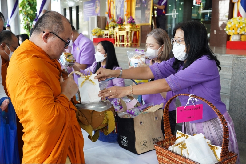 พิธีทำบุญตักบาตรข้าวสารอาหารแห้ง คณะสงฆ์จากวัดเทพธิดารามวรวิหาร 