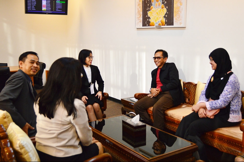 ต้อนรับผู้เข้าร่วมประชุม 