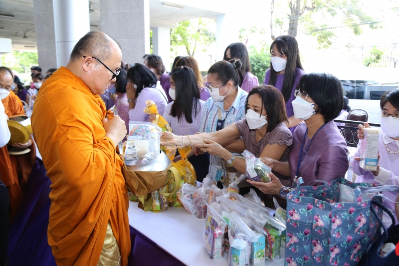 พิธีทำบุญตักบาตรข้าวสารอาหารแห้ง คณะสงฆ์จากวัดเทพธิดารามวรวิหาร 