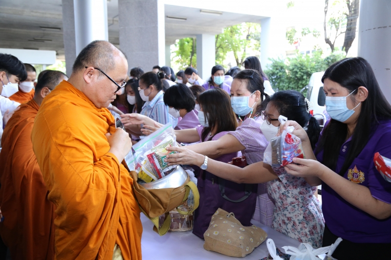 พิธีทำบุญตักบาตรข้าวสารอาหารแห้ง คณะสงฆ์จากวัดเทพธิดารามวรวิหาร 
