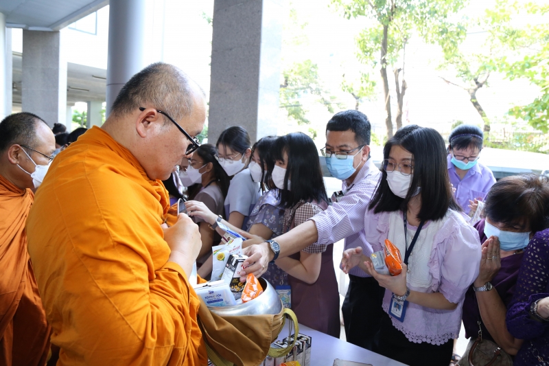 พิธีทำบุญตักบาตรข้าวสารอาหารแห้ง คณะสงฆ์จากวัดเทพธิดารามวรวิหาร 