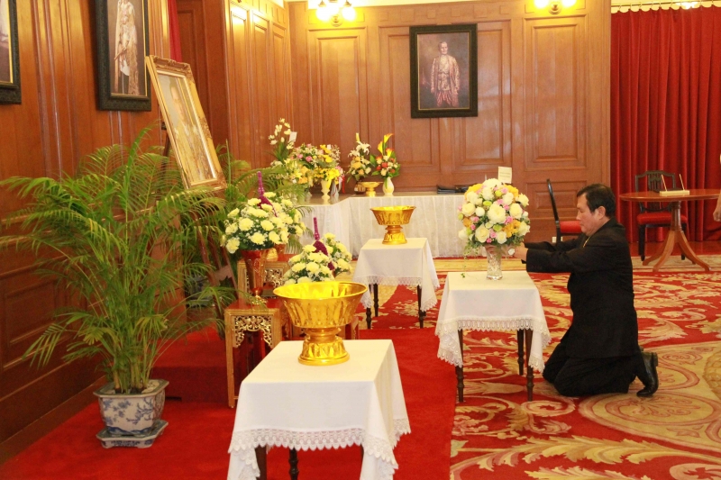 ลงนามถวายพระพรพระบาทสมเด็จพระเจ้าอยู่หัว ณ ศาลาสหทัยสมาคม