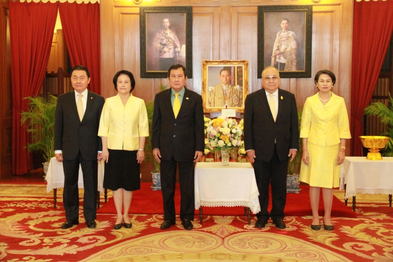 ลงนามถวายพระพรพระบาทสมเด็จพระเจ้าอยู่หัว ณ ศาลาสหทัยสมาคม