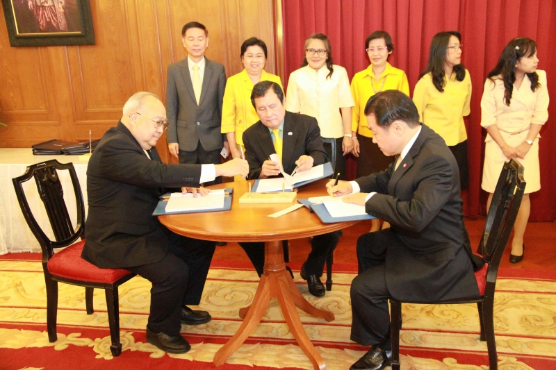 ลงนามถวายพระพรพระบาทสมเด็จพระเจ้าอยู่หัว ณ ศาลาสหทัยสมาคม