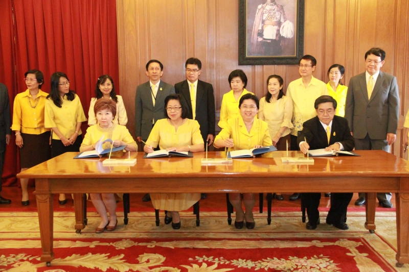 ลงนามถวายพระพรพระบาทสมเด็จพระเจ้าอยู่หัว ณ ศาลาสหทัยสมาคม