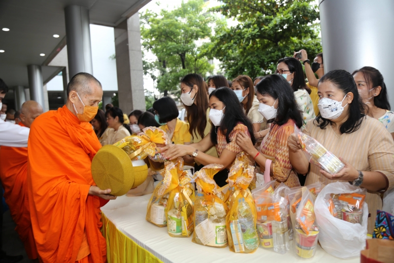 ทำบุญตักบาตร