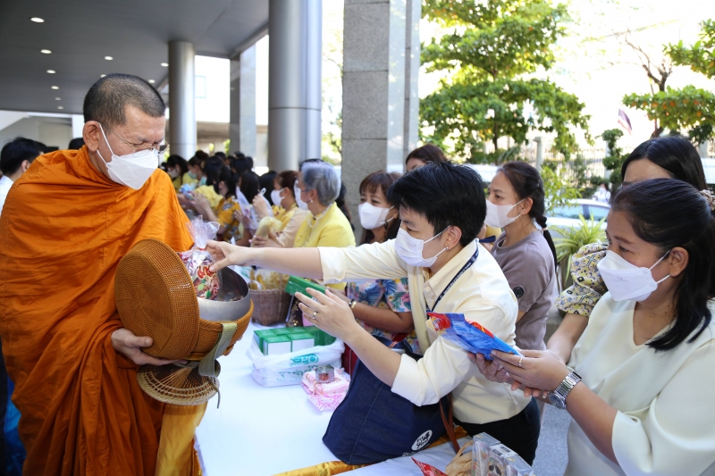 พิธีเจริญพระพุทธมนต์และทำบุญตักบาตร 