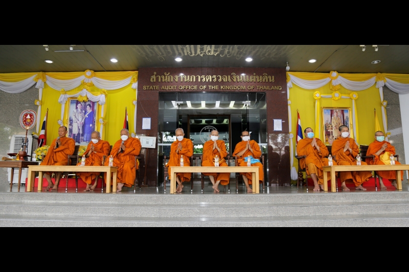 พิธีทำบุญตักบาตรข้าวสารอาหารแห้ง คณะสงฆ์จากวัดราชผาติการามวรวิหาร พระอารามหลวง เนื่องในโอกาสวันเฉลิมพระชนมพรรษา 28 กรกฎาคม 2565 