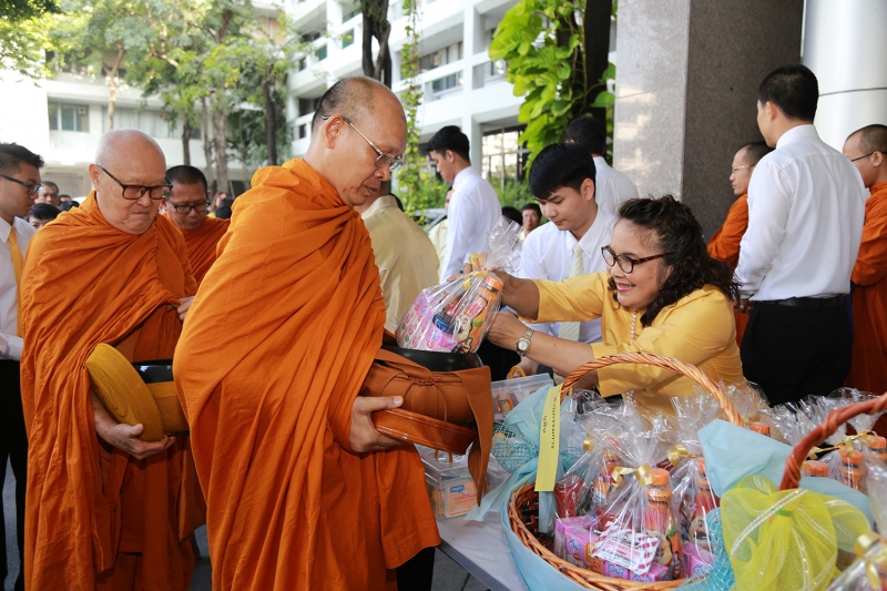 พิธีบำเพ็ญกุศลพระพุทธมนต์และทำบุญตักบาตร เพื่อน้อมอุทิศถวายเป็นพระราชกุศลแด่พระบาทสมเด็จพระปรมินทรมหาภูมิพลอดุลยเดช บรมนาถบพิตร 