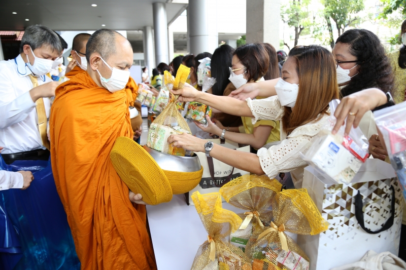 พิธีทำบุญตักบาตรข้าวสารอาหารแห้ง คณะสงฆ์จากวัดราชผาติการามวรวิหาร พระอารามหลวง เนื่องในโอกาสวันเฉลิมพระชนมพรรษา 28 กรกฎาคม 2565 