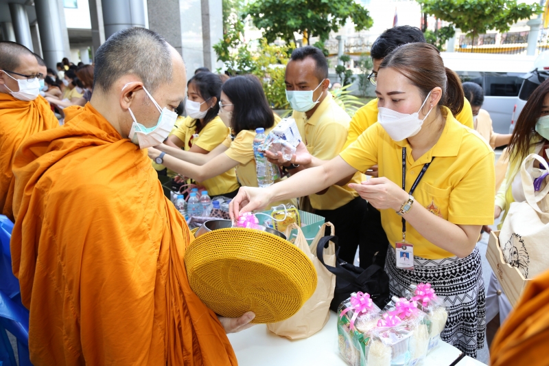 พิธีทำบุญตักบาตรข้าวสารอาหารแห้ง คณะสงฆ์จากวัดราชผาติการามวรวิหาร พระอารามหลวง เนื่องในโอกาสวันเฉลิมพระชนมพรรษา 28 กรกฎาคม 2565 