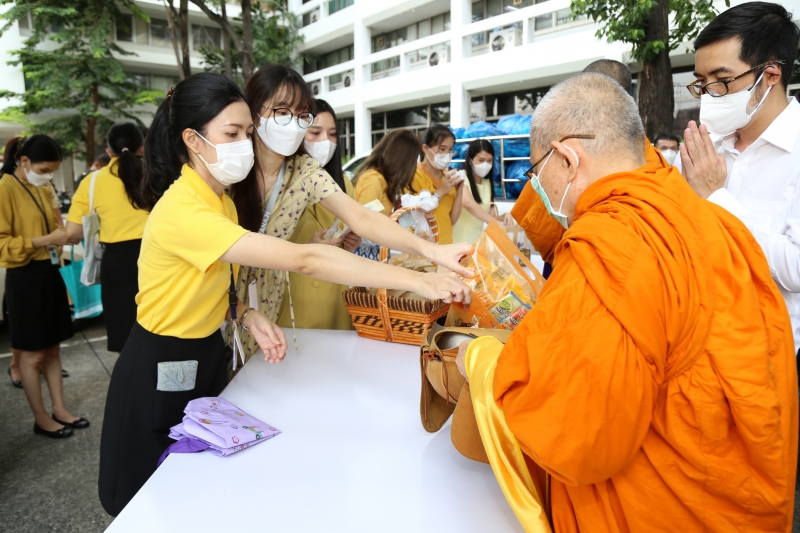 พิธีทำบุญตักบาตรข้าวสารอาหารแห้ง คณะสงฆ์จากวัดราชผาติการามวรวิหาร พระอารามหลวง เนื่องในโอกาสวันเฉลิมพระชนมพรรษา 28 กรกฎาคม 2565 