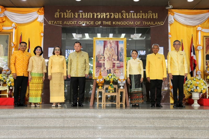 พิธีเจริญพระพุทธมนต์และทำบุญตักบาตร 