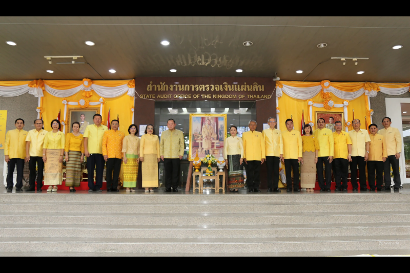 พิธีเจริญพระพุทธมนต์และทำบุญตักบาตร 