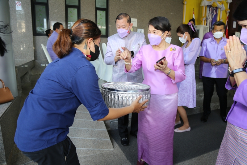 พิธีทำบุญตักบาตรข้าวสารอาหารแห้ง คณะสงฆ์จากวัดเทพธิดารามวรวิหาร พระอารามหลวง เพื่อถวายเป็นพระราชกุศลแด่สมเด็จพระนางเจ้าฯ พระบรมร