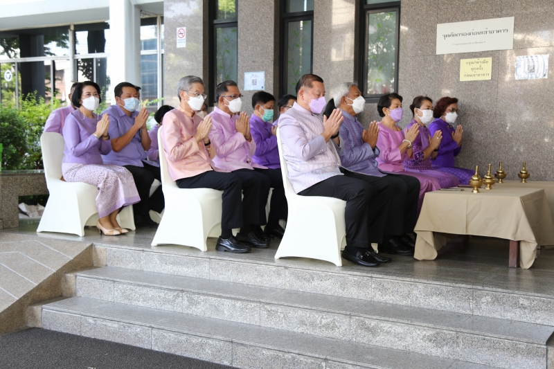 พิธีทำบุญตักบาตรข้าวสารอาหารแห้ง คณะสงฆ์จากวัดเทพธิดารามวรวิหาร พระอารามหลวง เพื่อถวายเป็นพระราชกุศลแด่สมเด็จพระนางเจ้าฯ พระบรมร
