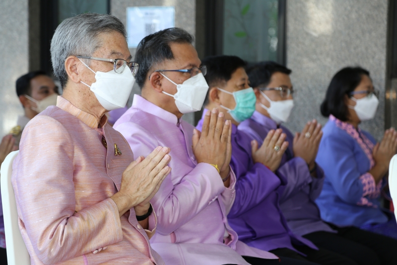 พิธีทำบุญตักบาตรข้าวสารอาหารแห้ง คณะสงฆ์จากวัดเทพธิดารามวรวิหาร พระอารามหลวง เพื่อถวายเป็นพระราชกุศลแด่สมเด็จพระนางเจ้าฯ พระบรมร