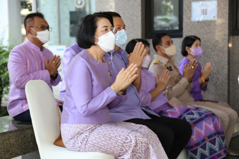 พิธีทำบุญตักบาตรข้าวสารอาหารแห้ง คณะสงฆ์จากวัดเทพธิดารามวรวิหาร พระอารามหลวง เพื่อถวายเป็นพระราชกุศลแด่สมเด็จพระนางเจ้าฯ พระบรมร