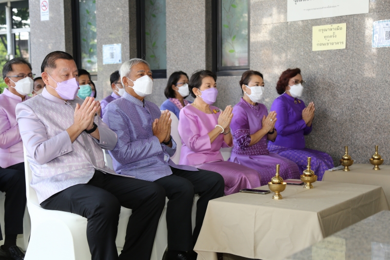 พิธีทำบุญตักบาตรข้าวสารอาหารแห้ง คณะสงฆ์จากวัดเทพธิดารามวรวิหาร พระอารามหลวง เพื่อถวายเป็นพระราชกุศลแด่สมเด็จพระนางเจ้าฯ พระบรมร