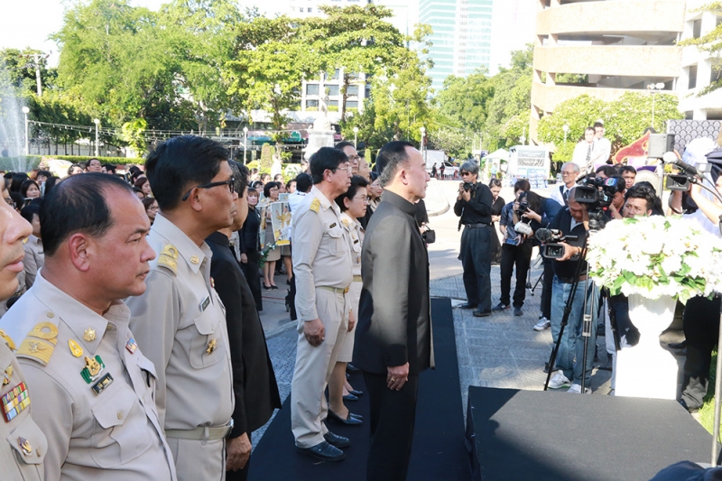 สืบสานวัฒนธรรมไทย  ลอยกระทงร่วมใจถวายพ่อ