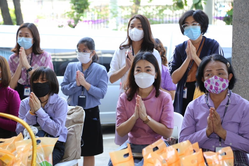 พิธีทำบุญตักบาตรข้าวสารอาหารแห้ง คณะสงฆ์จากวัดเทพธิดารามวรวิหาร พระอารามหลวง เพื่อถวายเป็นพระราชกุศลแด่สมเด็จพระนางเจ้าฯ พระบรมร