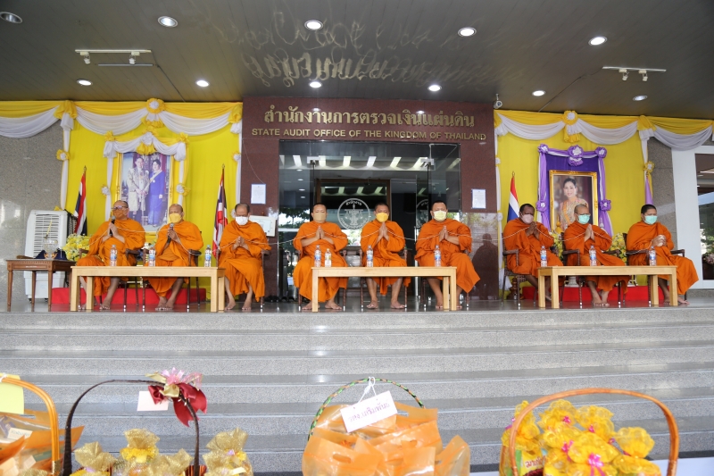 พิธีทำบุญตักบาตรข้าวสารอาหารแห้ง คณะสงฆ์จากวัดเทพธิดารามวรวิหาร พระอารามหลวง เพื่อถวายเป็นพระราชกุศลแด่สมเด็จพระนางเจ้าฯ พระบรมร