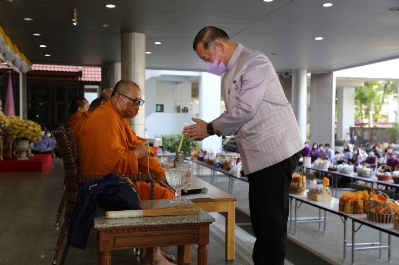 พิธีทำบุญตักบาตรข้าวสารอาหารแห้ง คณะสงฆ์จากวัดเทพธิดารามวรวิหาร พระอารามหลวง เพื่อถวายเป็นพระราชกุศลแด่สมเด็จพระนางเจ้าฯ พระบรมร