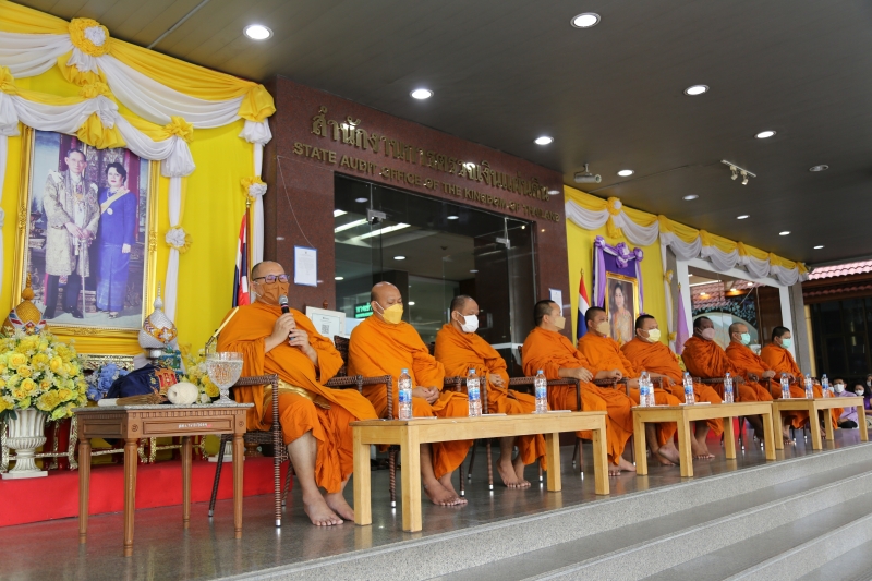 พิธีทำบุญตักบาตรข้าวสารอาหารแห้ง คณะสงฆ์จากวัดเทพธิดารามวรวิหาร พระอารามหลวง เพื่อถวายเป็นพระราชกุศลแด่สมเด็จพระนางเจ้าฯ พระบรมร