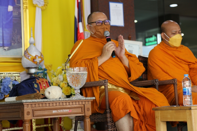 พิธีทำบุญตักบาตรข้าวสารอาหารแห้ง คณะสงฆ์จากวัดเทพธิดารามวรวิหาร พระอารามหลวง เพื่อถวายเป็นพระราชกุศลแด่สมเด็จพระนางเจ้าฯ พระบรมร