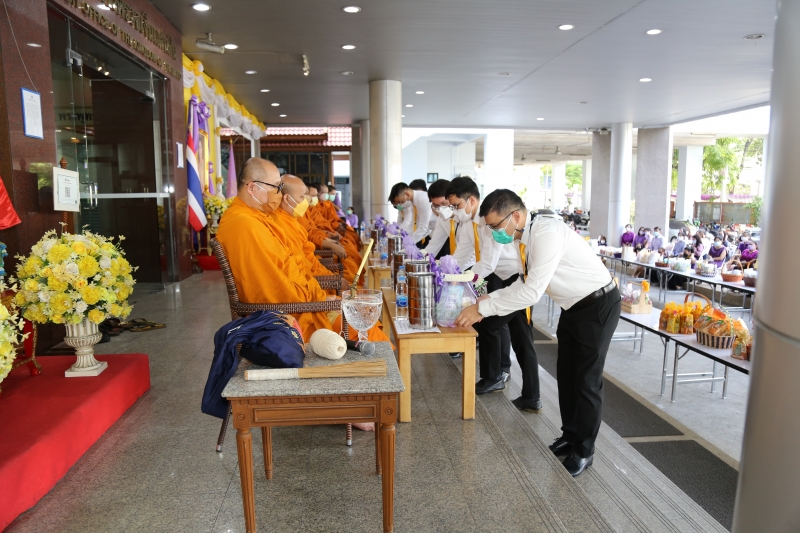 พิธีทำบุญตักบาตรข้าวสารอาหารแห้ง คณะสงฆ์จากวัดเทพธิดารามวรวิหาร พระอารามหลวง เพื่อถวายเป็นพระราชกุศลแด่สมเด็จพระนางเจ้าฯ พระบรมร