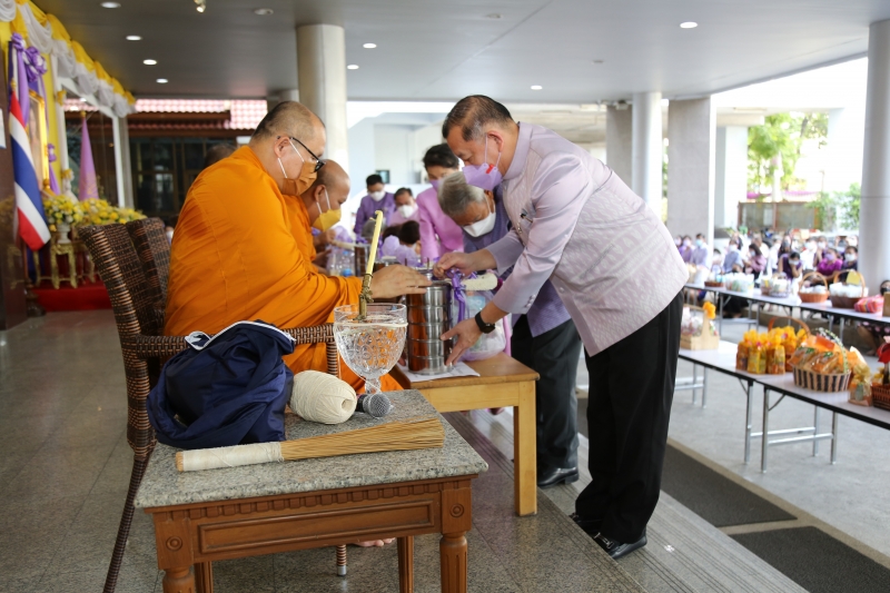 พิธีทำบุญตักบาตรข้าวสารอาหารแห้ง คณะสงฆ์จากวัดเทพธิดารามวรวิหาร พระอารามหลวง เพื่อถวายเป็นพระราชกุศลแด่สมเด็จพระนางเจ้าฯ พระบรมร