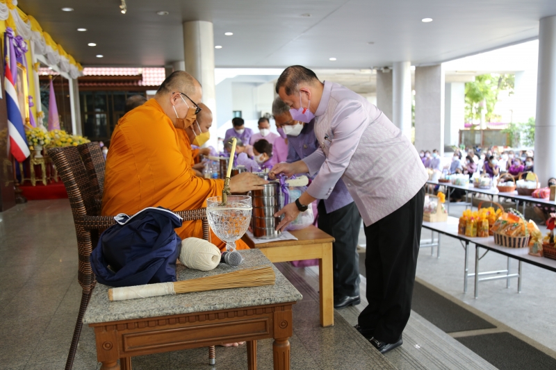 พิธีทำบุญตักบาตรข้าวสารอาหารแห้ง คณะสงฆ์จากวัดเทพธิดารามวรวิหาร พระอารามหลวง เพื่อถวายเป็นพระราชกุศลแด่สมเด็จพระนางเจ้าฯ พระบรมร