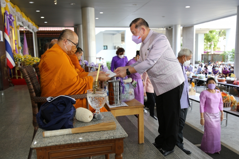 พิธีทำบุญตักบาตรข้าวสารอาหารแห้ง คณะสงฆ์จากวัดเทพธิดารามวรวิหาร พระอารามหลวง เพื่อถวายเป็นพระราชกุศลแด่สมเด็จพระนางเจ้าฯ พระบรมร