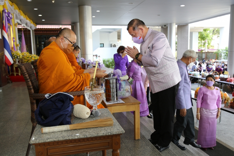 พิธีทำบุญตักบาตรข้าวสารอาหารแห้ง คณะสงฆ์จากวัดเทพธิดารามวรวิหาร พระอารามหลวง เพื่อถวายเป็นพระราชกุศลแด่สมเด็จพระนางเจ้าฯ พระบรมร