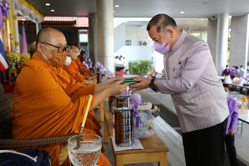 พิธีทำบุญตักบาตรข้าวสารอาหารแห้ง คณะสงฆ์จากวัดเทพธิดารามวรวิหาร พระอารามหลวง เพื่อถวายเป็นพระราชกุศลแด่สมเด็จพระนางเจ้าฯ พระบรมร