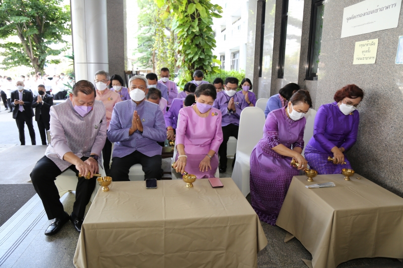 พิธีทำบุญตักบาตรข้าวสารอาหารแห้ง คณะสงฆ์จากวัดเทพธิดารามวรวิหาร พระอารามหลวง เพื่อถวายเป็นพระราชกุศลแด่สมเด็จพระนางเจ้าฯ พระบรมร