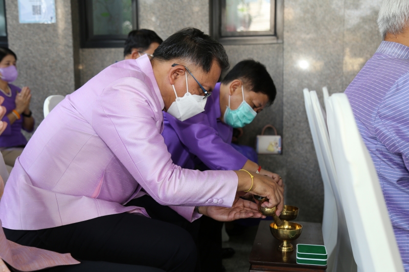 พิธีทำบุญตักบาตรข้าวสารอาหารแห้ง คณะสงฆ์จากวัดเทพธิดารามวรวิหาร พระอารามหลวง เพื่อถวายเป็นพระราชกุศลแด่สมเด็จพระนางเจ้าฯ พระบรมร