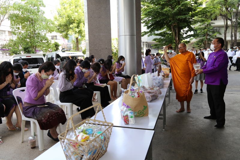 พิธีทำบุญตักบาตรข้าวสารอาหารแห้ง คณะสงฆ์จากวัดเทพธิดารามวรวิหาร พระอารามหลวง เพื่อถวายเป็นพระราชกุศลแด่สมเด็จพระนางเจ้าฯ พระบรมร