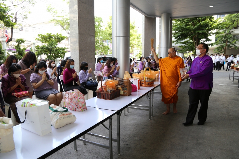 พิธีทำบุญตักบาตรข้าวสารอาหารแห้ง คณะสงฆ์จากวัดเทพธิดารามวรวิหาร พระอารามหลวง เพื่อถวายเป็นพระราชกุศลแด่สมเด็จพระนางเจ้าฯ พระบรมร