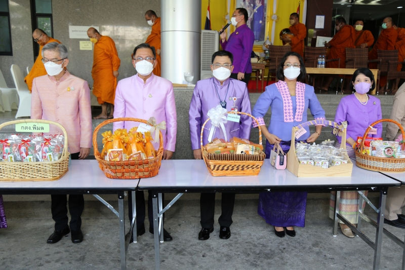 พิธีทำบุญตักบาตรข้าวสารอาหารแห้ง คณะสงฆ์จากวัดเทพธิดารามวรวิหาร พระอารามหลวง เพื่อถวายเป็นพระราชกุศลแด่สมเด็จพระนางเจ้าฯ พระบรมร